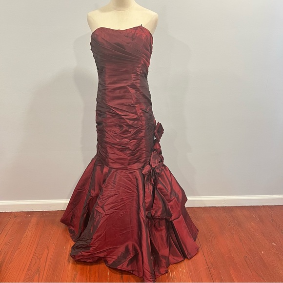Camilla La Vie Burgundy Taffeta Strapless Pleated Mermaid Evening Gown - Reemoly
